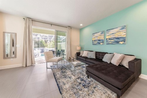 Stunning 3 bedroom townhome - image 9
