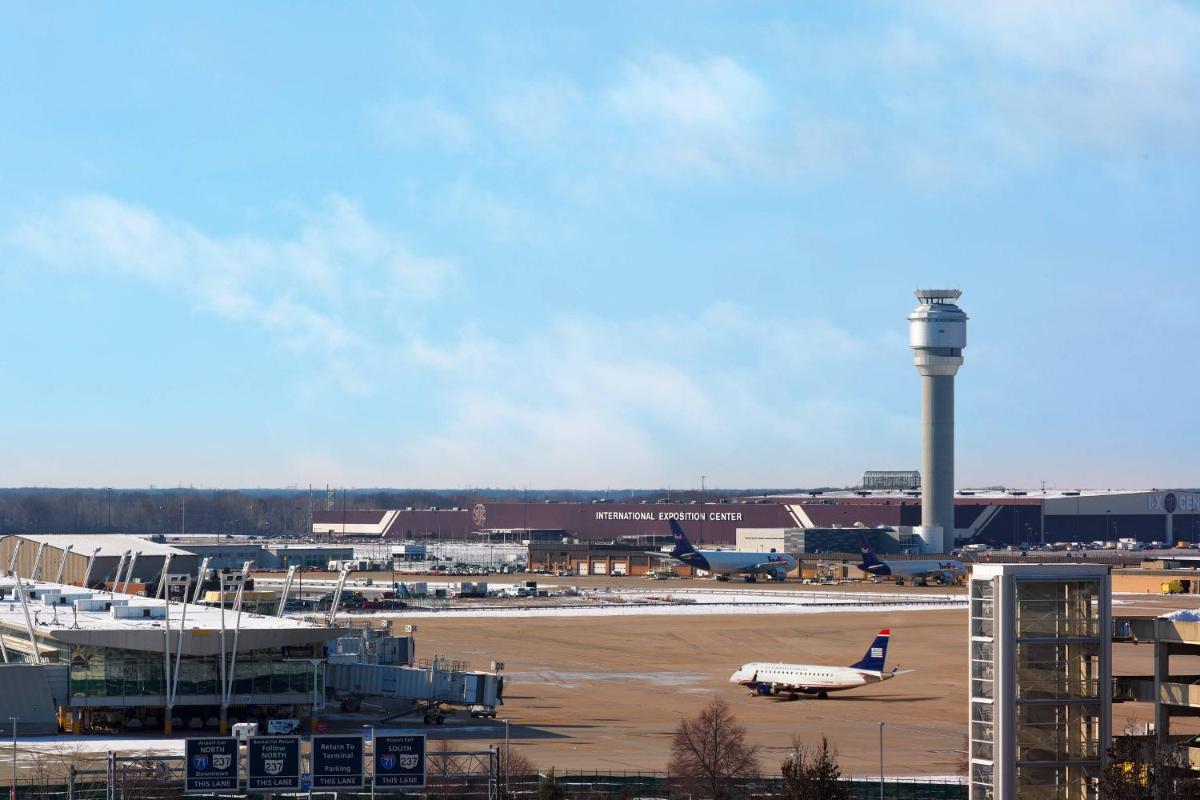 Sheraton Cleveland Airport Hotel - image 6