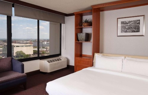 DoubleTree by Hilton Cleveland/Downtown Lakeside - image 11