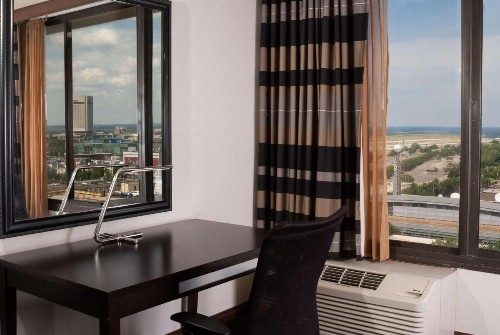 DoubleTree by Hilton Cleveland/Downtown Lakeside - image 16