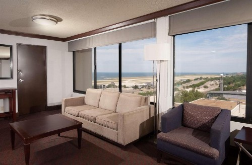 DoubleTree by Hilton Cleveland/Downtown Lakeside - image 23