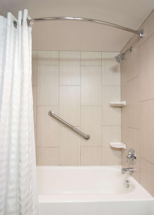 DoubleTree by Hilton Cleveland/Downtown Lakeside - image 24