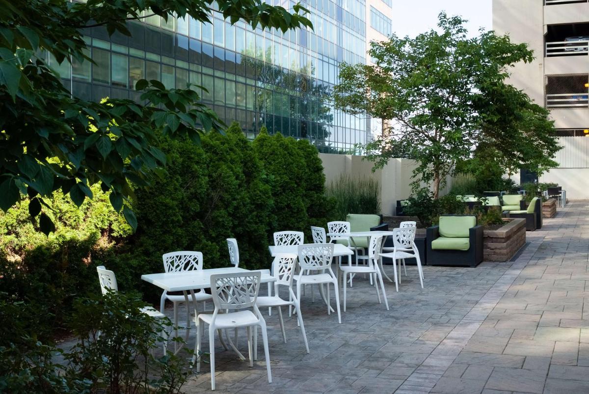 DoubleTree by Hilton Cleveland/Downtown Lakeside - image 4