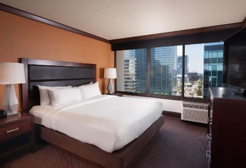 DoubleTree by Hilton Cleveland/Downtown Lakeside - image 40