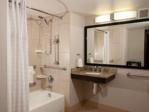 DoubleTree by Hilton Cleveland/Downtown Lakeside - image 6