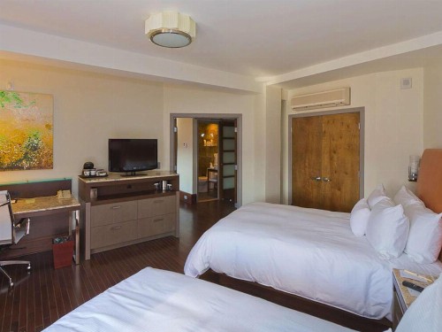 DoubleTree by Hilton - The Tudor Arms Hotel - image 16
