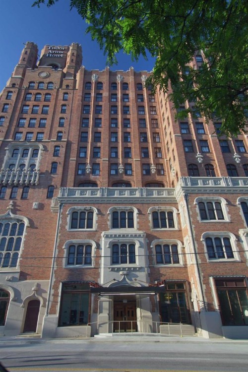 DoubleTree by Hilton - The Tudor Arms Hotel - image 2