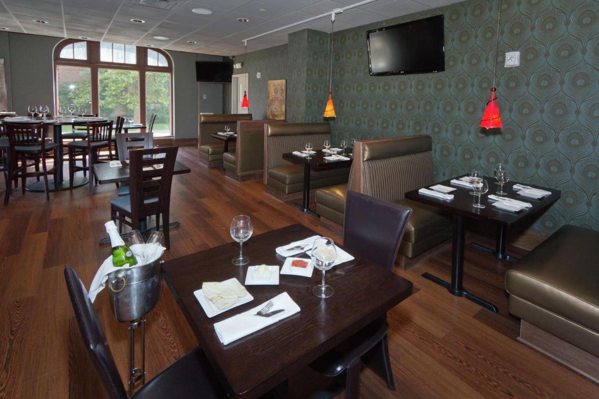 DoubleTree by Hilton - The Tudor Arms Hotel - image 7