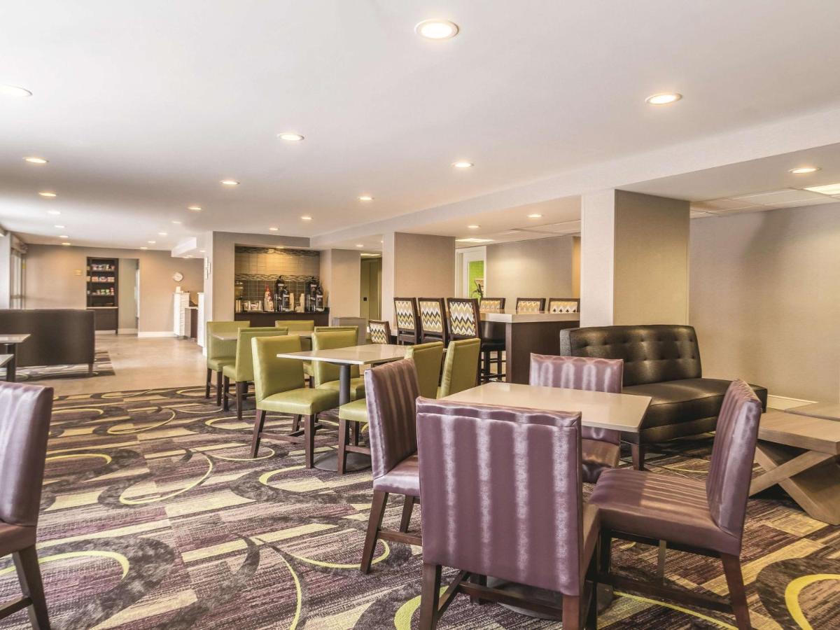 La Quinta by Wyndham Cleveland - Airport North - image 4
