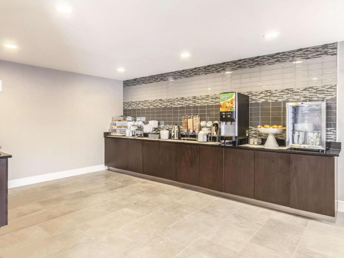 La Quinta by Wyndham Cleveland - Airport North - image 5