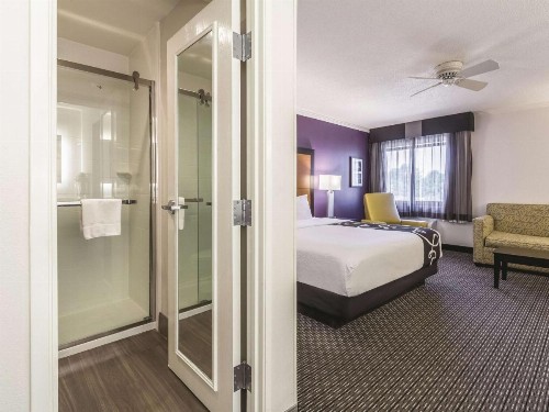 La Quinta by Wyndham Cleveland - Airport North - image 8