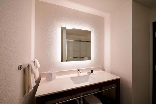 Four Points by Sheraton Cleveland-Eastlake - image 9
