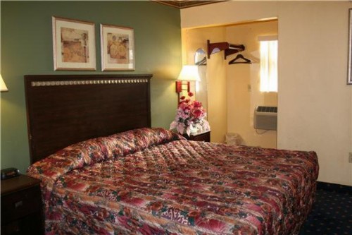 Plaza Travel Inn - image 10