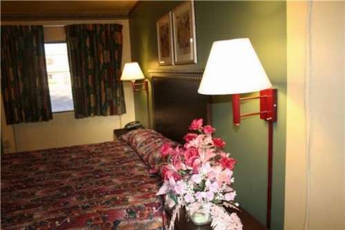 Plaza Travel Inn - image 11