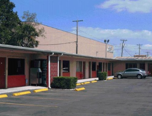 Plaza Travel Inn - image 6