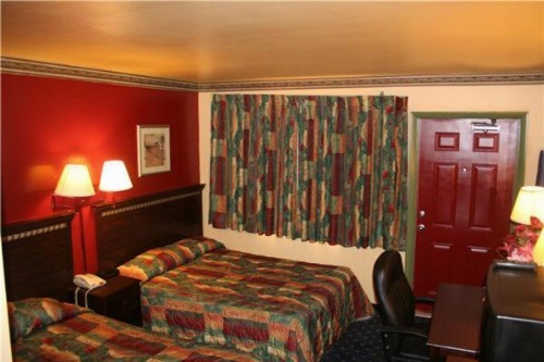 Plaza Travel Inn - image 8