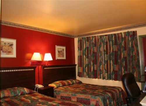 Plaza Travel Inn - image 9