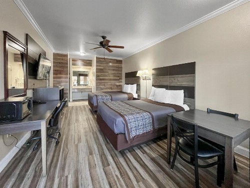 Rodeo Lodge - image 22