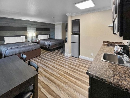 Rodeo Lodge - image 25