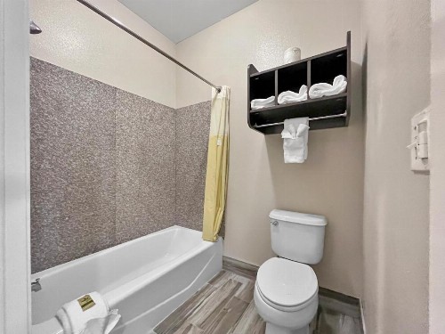 Rodeo Lodge - image 29