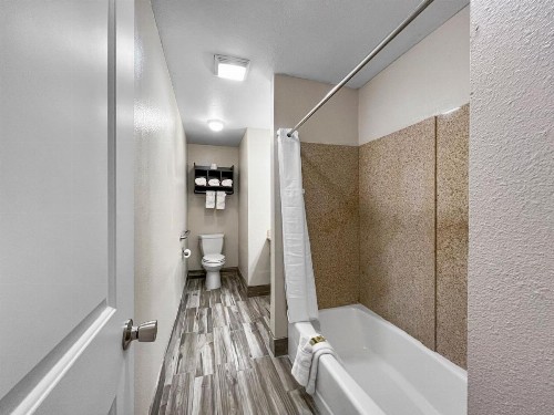Rodeo Lodge - image 30