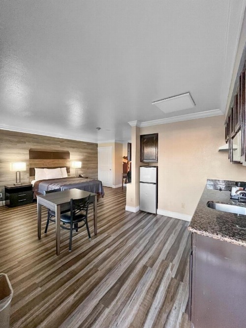 Rodeo Lodge - image 31