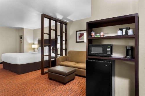 Comfort Suites Clovis - image 19
