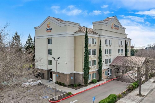 Comfort Suites Clovis - image 21
