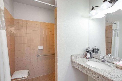 Travel Stay - Coalinga - image 17