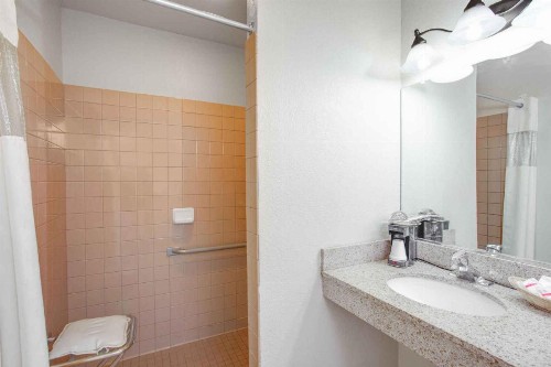 Travel Stay - Coalinga - image 20