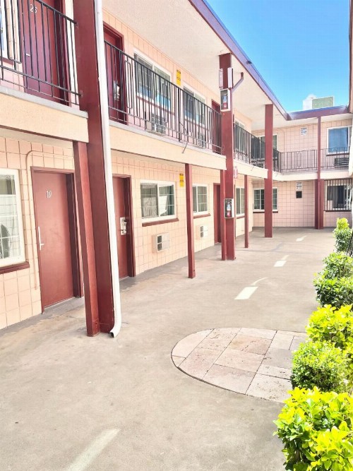 Royal Lodge - image 6