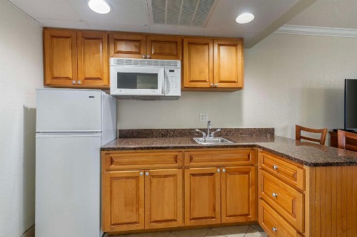 Best Western Cocoa Beach Hotel & Suites - image 29