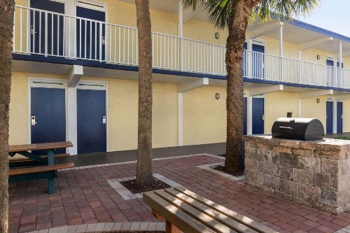 Days Inn by Wyndham Cocoa Beach Port Canaveral - image 2