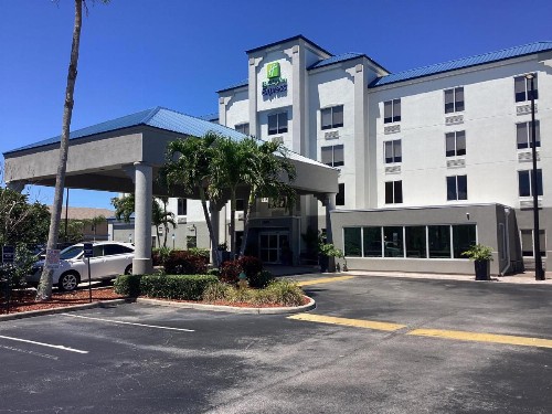 Holiday Inn Express Hotel & Suites Cocoa Beach an IHG Hotel - image 1