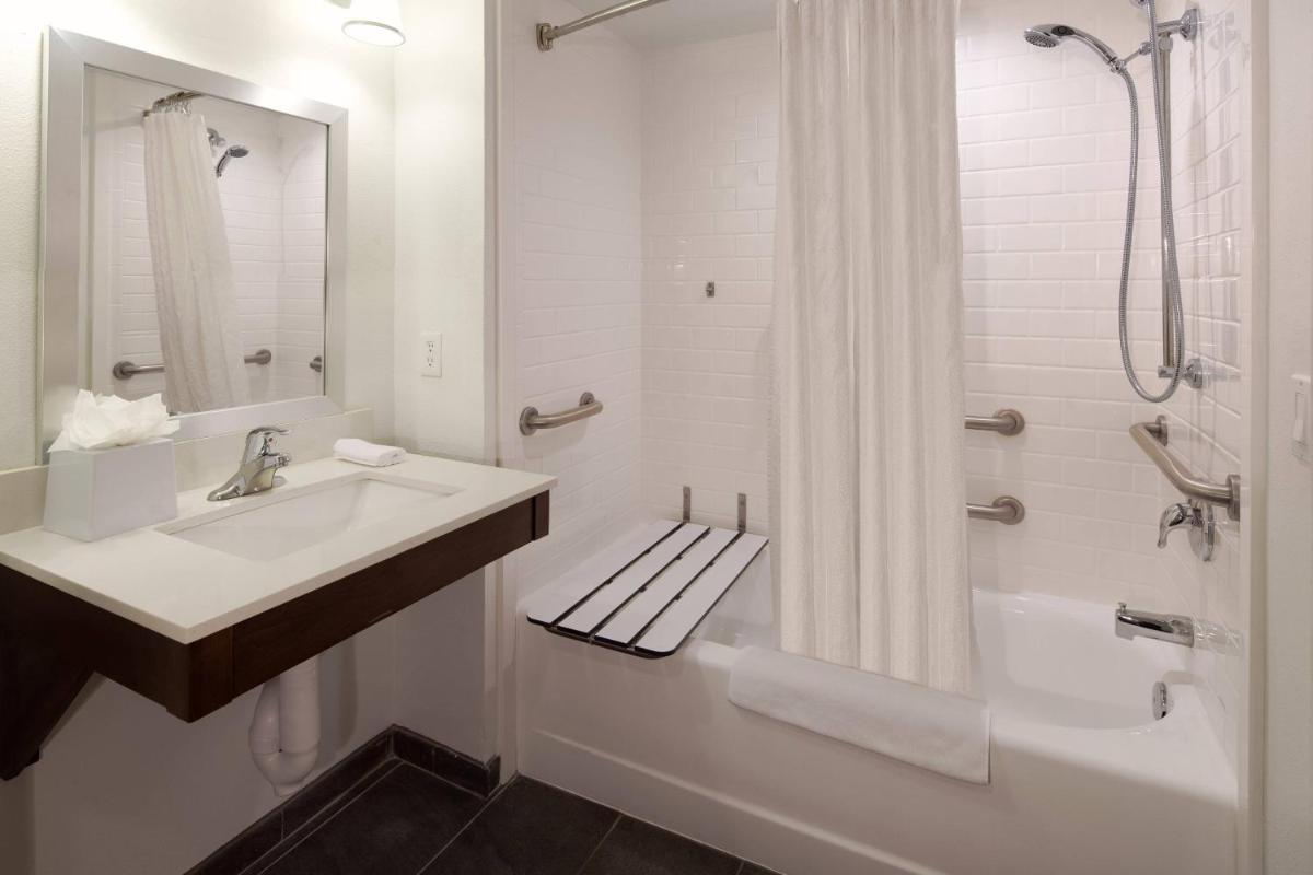 Four Points by Sheraton Cocoa Beach - image 5