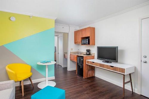 Beachside Hotel and Suites - image 11