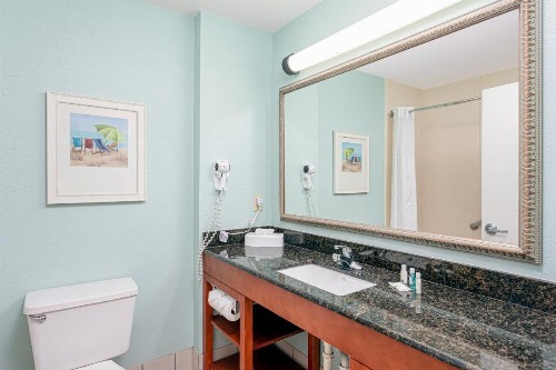 Beachside Hotel and Suites - image 12