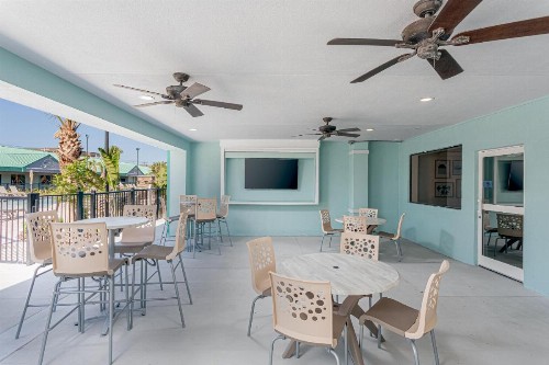 Beachside Hotel and Suites - image 18