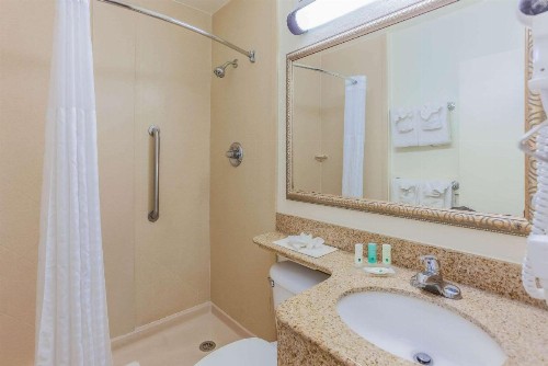 Beachside Hotel and Suites - image 27
