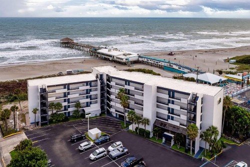 La Quinta by Wyndham Cocoa Beach Oceanfront - image 1