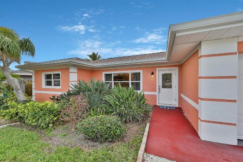 Cocoa Beach Bungalow - image 10