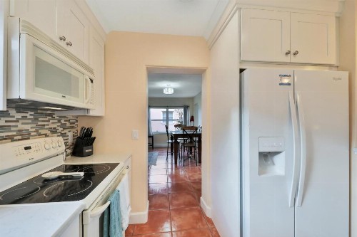 Cocoa Beach Bungalow - image 8
