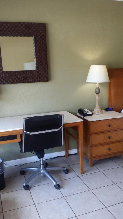 Days Inn by Wyndham Cocoa Cruiseport West At I-95/524 - image 3
