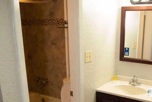 Days Inn by Wyndham Cocoa Cruiseport West At I-95/524 - image 37