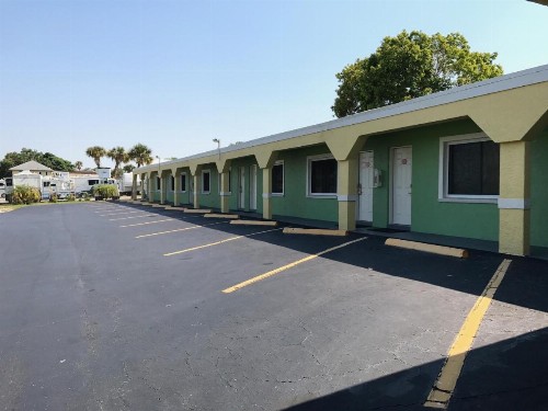 Apollo Inn - Cocoa - image 4