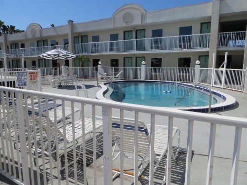 Budget Inn - image 13
