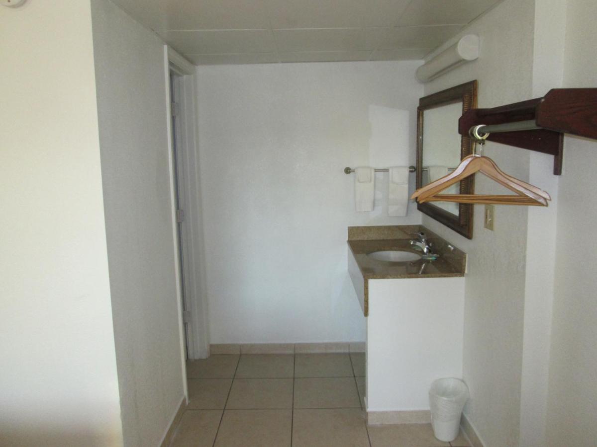 Budget Inn - image 3