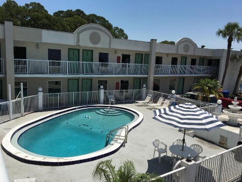Budget Inn - image 5