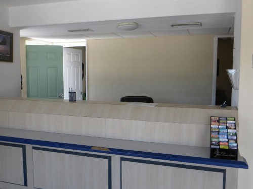 Budget Inn - image 9