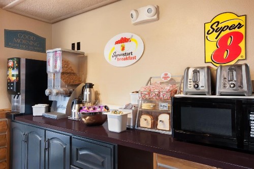 Super 8 by Wyndham Cody - image 3